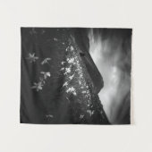 暗闇に白い水仙の花 タペストリー (正面(横))