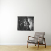 暗闇に白い水仙の花 タペストリー (インサイチュ(横))