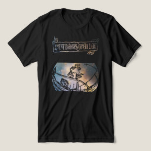 暗闇の中から光インラインスケートで滑る トライブレンドTシャツ
