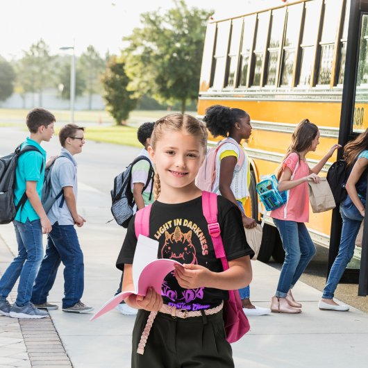 暗闇の中でかわいい怪物の光である Tシャツ