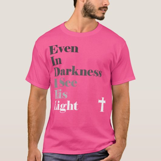 暗闇の中でも私は彼の光の神イエス・クリスティーを見る Tシャツ (正面)