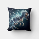 暗闇の中で半透明白熱［赤熱］光を放つの恐竜の骨格 クッション (正面)