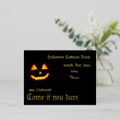 暗闇の中で恐ろしいカボチャ – ハロウィーン 箔招待状ポストカード (立ち正面)