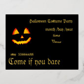 暗闇の中で恐ろしいカボチャ – ハロウィーン 箔招待状ポストカード (正面)