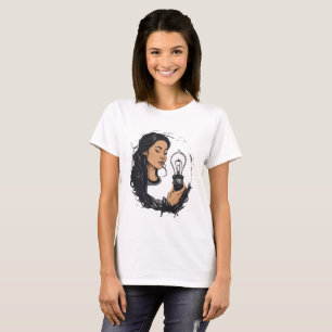 暗闇の中で明るくなっている Tシャツ