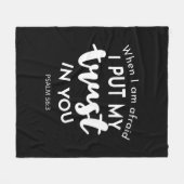 暗闇の中で私が恐れたとき、私は自分の信頼を置く フリースブランケット (正面(横))