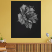暗闇の中で露にキスされた花びら キャンバスプリント (インサイチュ (リビング))