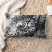 暗闇の中の枝 ランバークッション (ブランケット)