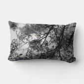 暗闇の中の枝 ランバークッション (裏面)