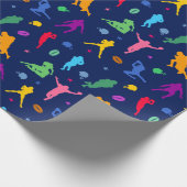 暗闇の中カラフルでサッカー選手のパターン ラッピングペーパー (角)