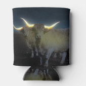 暗闇の中白熱［赤熱］光を放つでハイランド牛、クーラーボックス 缶クーラー (裏面)