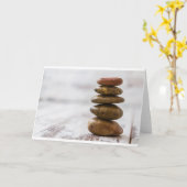 暗闇の山は白い背景の石を着色しました カード (黄色い花)