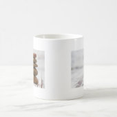暗闇の山は白い背景の石を着色しました コーヒーマグカップ (中央)