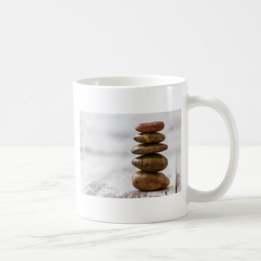 暗闇の山は白い背景の石を着色しました コーヒーマグカップ (右)