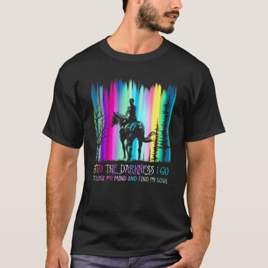 暗闇へ馬に乗って行く Tシャツ (正面)