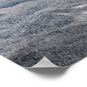 暗雲の晴れた空と雪の多い冬の森 ポスター (角)