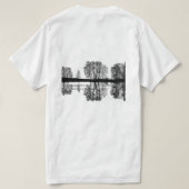 暗黒の森の川アート - 不気味な自然の神秘 Tシャツ (デザイン裏面)