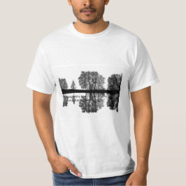 暗黒の森の川アート - 不気味な自然の神秘 Tシャツ