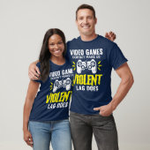 暴力的なビデオゲームの家族の少年 Tシャツ (ユニセックス)