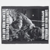 暴行を受ける者がある フリースブランケット (正面(横))