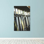 暴行銃は兵器棚に備えて置く キャンバスプリント (インサイチュ (ウッドフロア))