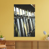 暴行銃は兵器棚に備えて置く キャンバスプリント (インサイチュ (リビング))