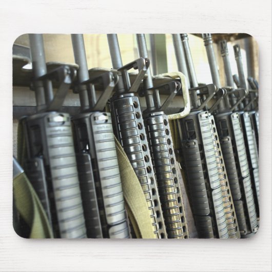 暴行銃は兵器棚に備えて置く マウスパッド (正面)