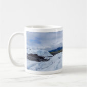 曇った空の下の氷山氷河の風景 コーヒーマグカップ (左)