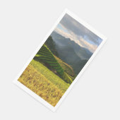 曇った空の山々で植物を収穫する (コーナー)