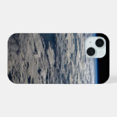 曇った西オーストラリア上空の地球の端 iPhone 15ケース (裏面横)