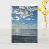 曇った青空と空の海辺 カード (黄色い花)