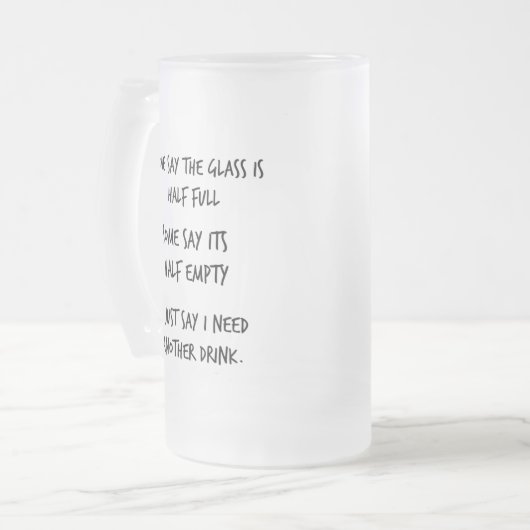 曇らされたマグのおもしろいな引用文の半分入った半分空っぽ フロストグラスビールジョッキ (正面左)