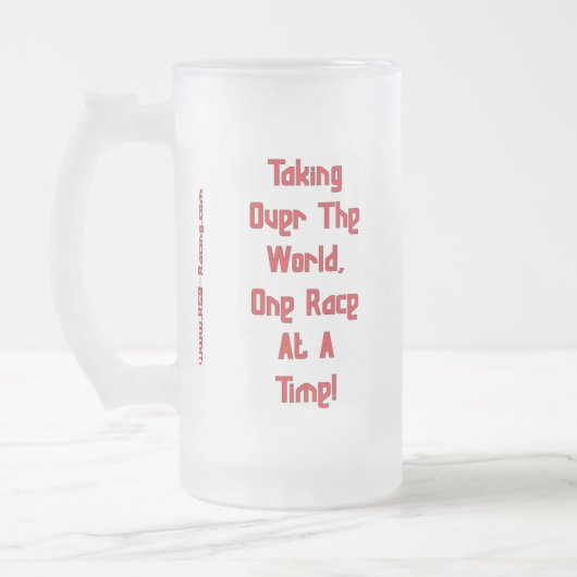 曇らされたマグを競争させるKGB フロストグラスビールジョッキ (左)