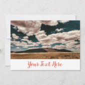 曇りのある日のフィールドと山の招待カード 招待状 (正面)