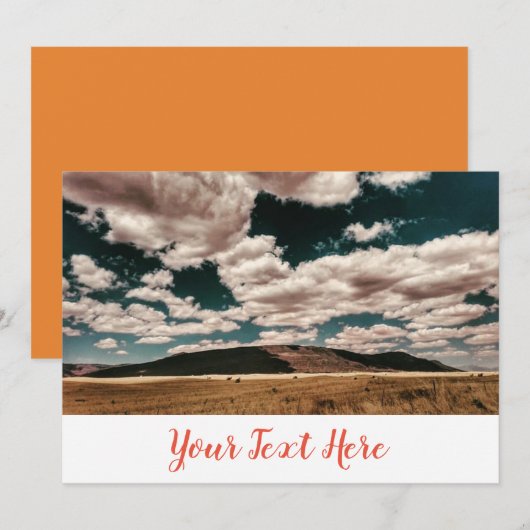 曇りのある日のフィールドと山の招待カード 招待状 (正面/裏面)