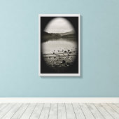 曇りの日の湖の景色 ブラック アンド ホワイト キャンバスプリント (インサイチュ (ウッドフロア))