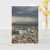 曇り空に対する都市景観の高角の概観 カード (黄色い花)