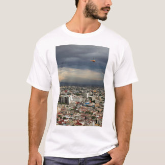 曇り空に対する都市景観の高角の概観 Tシャツ
