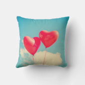 曇り空に赤いハートバルーン クッション (裏面)