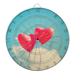 曇り空に赤いハートバルーン ダーツボード