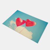 曇り空に赤いハートバルーン ドアマット (アングル)