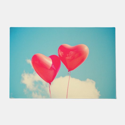 曇り空に赤いハートバルーン ドアマット (正面)