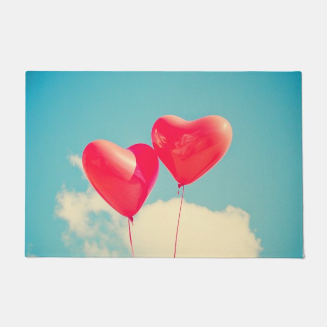 曇り空に赤いハートバルーン ドアマット (正面)