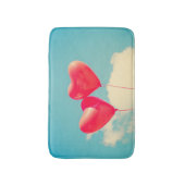 曇り空に赤いハートバルーン バスマット (正面縦)