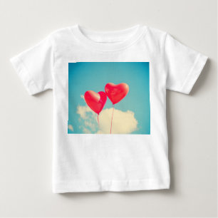曇り空に赤いハートバルーン ベビーTシャツ
