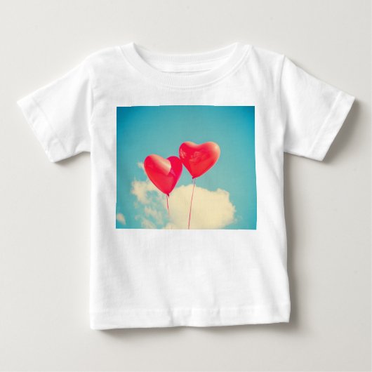 曇り空に赤いハートバルーン ベビーTシャツ (正面)