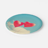 曇り空に赤いハートバルーン ペーパープレート (アングル)