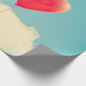 曇り空に赤いハートバルーン ラッピングペーパー (角)