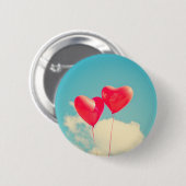 曇り空に赤いハートバルーン 缶バッジ (正面&裏面)