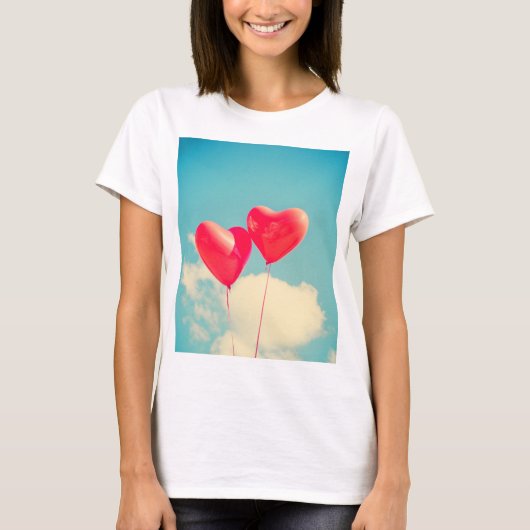 曇り空に赤いハートバルーン Tシャツ (正面)
